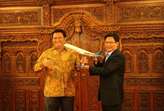 쏘니 싸흐란 가루다인도네시아항공 한국 지사장(오른쪽)이 지난 18일 주한 인도네시아 대사관에서 열린 '에이전트 감사의 밤' 행사에서 우마 하디 주한 인도네시아 대사에게 항공기 모형을 선물하고 있다. /사진=fnDB