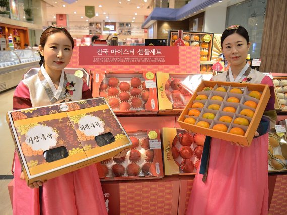 부산 중앙동 롯데백화점 광복점은 지하 1층 식품관에 '지역상생 추석 선물세트' 판매 부스를 별도록 구성했다. 직원들이 상품을 홍보하고 있다.