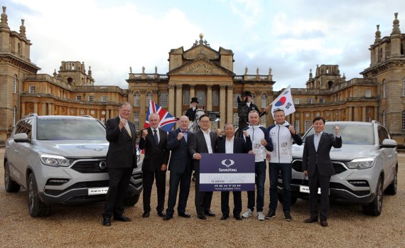 최종식 쌍용자동차 대표이사(왼쪽 다섯번째)가 13일 영국 블레넘팰리스 앞에서 'G4 렉스턴'의 영국 공식 출시를 해외법인 직원들과 기념하고 있다.