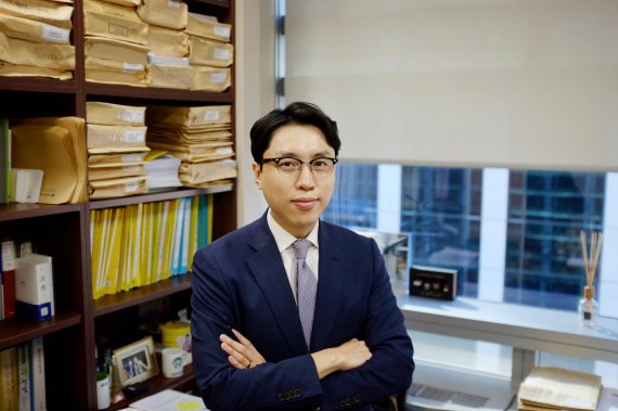 [화제의 법조인]윤여창 법무법인 동인 변호사 "최상의 법률서비스 위해 공부 또 공부"