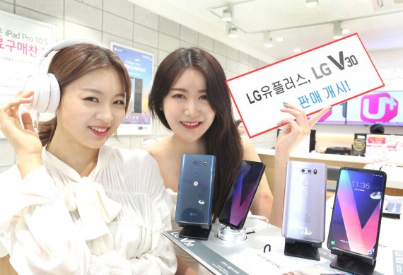 LG유플러스 모델이 LG V30 출시를 소개하고있다.