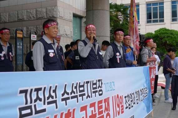 김진석 현대중공업 노조 수석부지부장(가운데)이 19일 오후 2시 울산시의회 입구에서 시의회 옥상점거농성 해제와 관련한 기자회견을 갖고 있다.