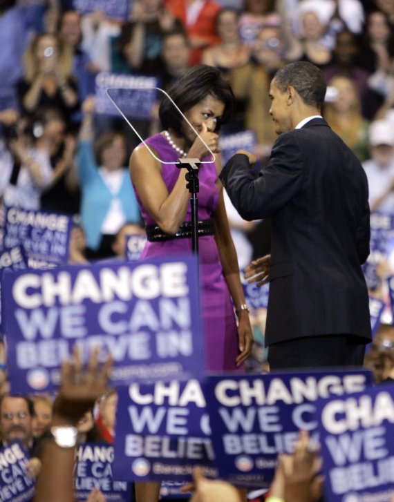 미셸 오바마(왼쪽)는 '영부인'이라는 이름표를 뗐지만 여전히 대중적 인기를 누리며 미국을 대표하는 아이콘으로 남아 있다. AP연합뉴스