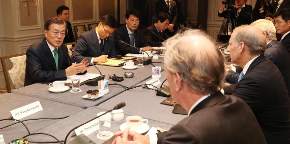 문재인 대통령이 20일(현지시간)뉴욕 시내 한 호텔에서 미국 연구기관(싱크탱크)대표들과 북핵문제 해법에 대해 의견을 나누고 있다. 연합뉴스