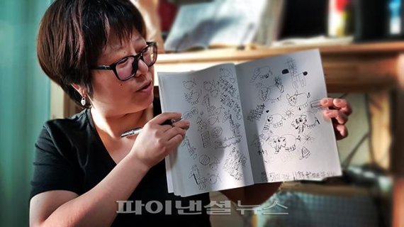 ▲지원이 엄마가 딸과 함께 쓰는 소통 노트를 펼쳐 보이고 있다.