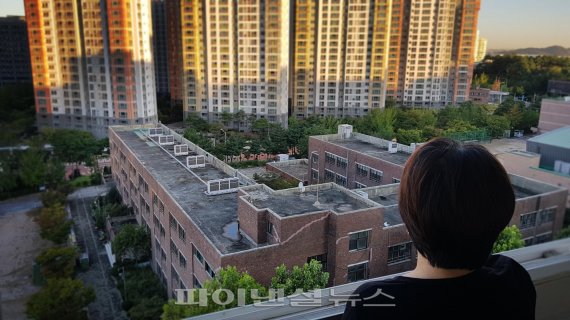 ▲지원이네에선 공진초와 공진중학교의 모습이 한눈에 들어온다. 그 뒤로 유명 건설사의 A브랜드 아파트 단지가 보인다.