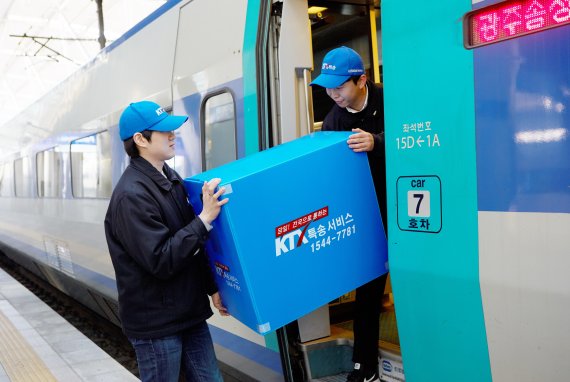 롯데백화점은 KTX를 이용해 신선식품을 포함한 선물세트를 당일에 전국에 배송하는 서비스를 선보인다