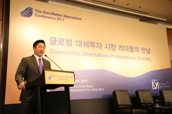 글로벌 대체투자 핀테크 기업 다크매터의 이상화 대표가 21일 여의도 콘래드 서울에서 열린 '다크매터 대체투자 콘퍼런스 2017(DMAC 2017)'에서 개회 환영사를 하고 있다.