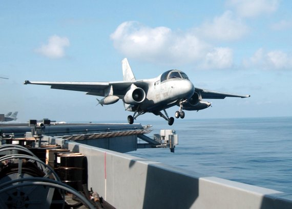 항공모함에서 이륙하는 미 해군 S-3B 바이킹 해상초계기 /사진=위키미디어