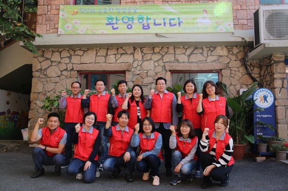 지난 21일 서울시 관악구 봉천로에 위치한 동명아동복지센터를 찾아 봉사 활동을 실시한 ABL생명 직원들이 화이팅을 외치고 있다.