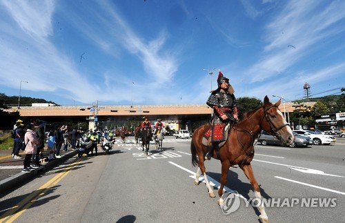 노송지대 앞을 지나는 정조대왕 능행차 행렬 /사진=연합뉴스