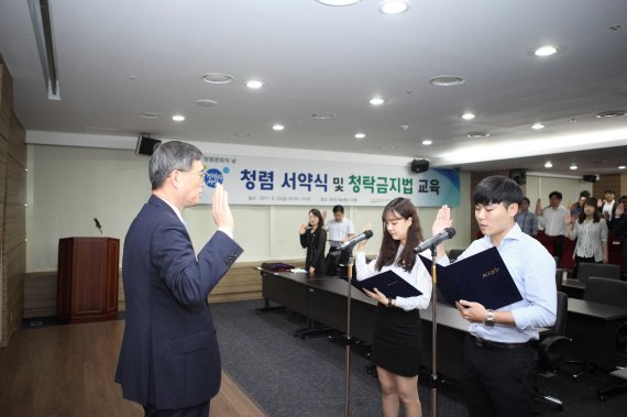 한국산업기술진흥원(KIAT) 신입 직원들이 지난 22일 서울 강남구 한국기술센터에서 열린 ‘KAIT 청렴문화의 날’ 행사에서 청렴서약을 하고 있다.