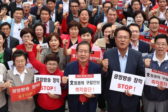 계속되는 한국당 막말 논란, '지지율 유지 vs. 중도층 이탈'