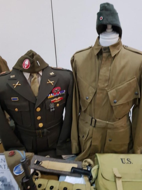 한 군사동호회가 2차 대전 당시 사용된 미군 개인 장비를 전시하고 있다. /사진=문형철 기자