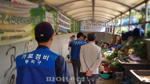 ▲ 동작구청 건설관리과 '가로정비' 단속 직원이 지하도에 들어선 모습