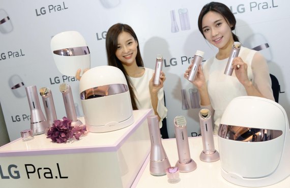 LG전자가 25일 매년 10% 이상씩 성장하고 있는 국내 홈 뷰티기 시장 공략을 위해 'LG 프라엘(LG Pra.L)'의 론칭 행사를 갖고, 홈 뷰티기기 4종을 선보였다. LG전자 모델이 LG 프라엘 신제품을 소개하고 있다.