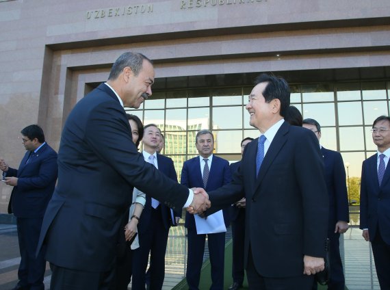 우즈베키스탄을 공식 방문 중인 정세균 국회의장이 25일 압둘라 니그마토비치 아리포프 우즈베키스탄 총리와 만나 악수하고 있다.