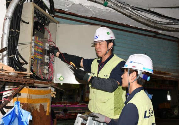 경북 구미 중앙시장에서 LS전선 직원들이 전기안전점검 재능기부 활동을 하고 있다.