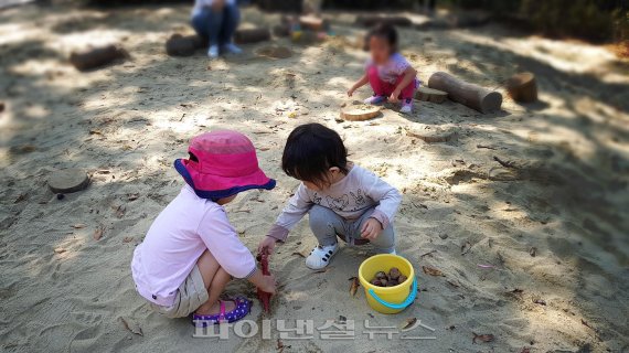 ▲ 아이들이 흙 놀이터에서 흙 장난을 하고 있다.