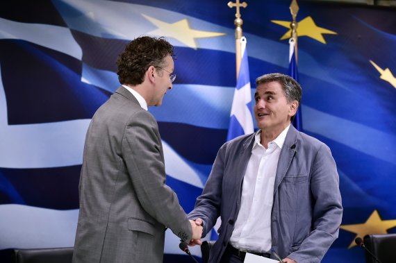 에우클리드 차칼로토스 그리스 재무장관(오른쪽)이 지난해 9월 25일 그리스 아테네에서 유로존(유로 사용 19개국) 재무장관 협의체인 유로그룹의 예룬 데이셀블룸 의장과 악수하고 있다.AFP연합뉴스