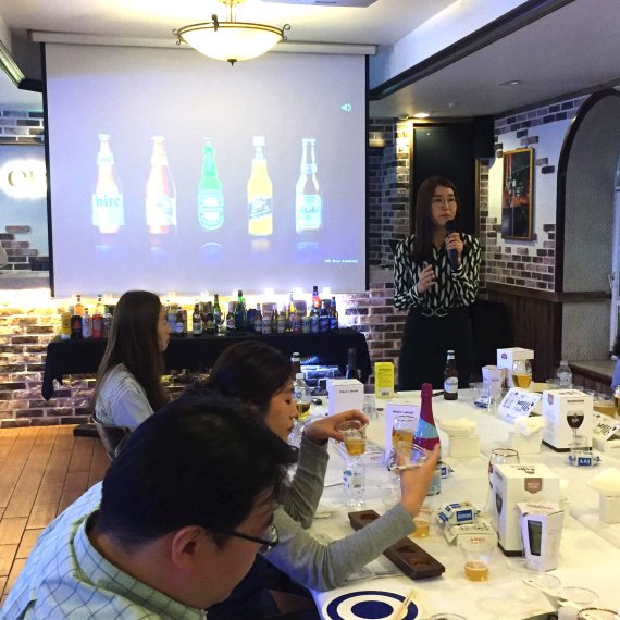 지난 25일 서울 대학로 주점 비어할레에서 진행된 오비맥주 비어 마스터 클래스에서 김소희 차장이 맥주 관련 강연을 진행하고 있다.