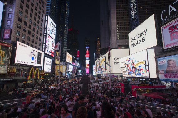 삼성전자는 지난 15일(현지시간) 미국에서 갤럭시노트8을 출시했다. 출시 당일 뉴욕 타임스퀘어의 42개 옥외광고판이 일제히 갤럭시노트8 광고로 채워져 눈길을 끌었다.