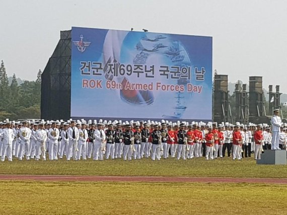 69주년 국군의 날 기념행사 대북 경고메세지 담아... '보여주기'라는 비난도