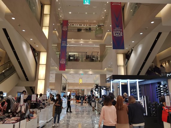 국내 최대 쇼핑문화 축제인 '코리아 세일 페스타' 첫날인 28일 서울 명동 신세계백화점에 행사를 알리는 현수막이 걸려있다. 사진=오은선기자