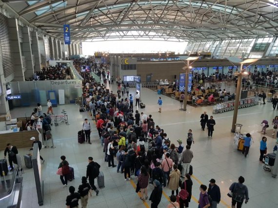 추석 황금연휴 ‘민족 대이동’.. 공항 ‘북적’ 터미널 ‘한산’