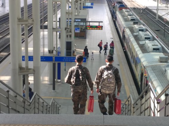 추석 황금연휴 ‘민족 대이동’.. 공항 ‘북적’ 터미널 ‘한산’