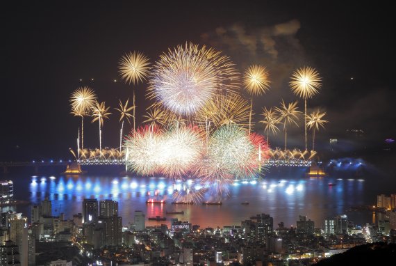 지난해 열린 제12회 부산불꽃축제 멀티불꽃쇼