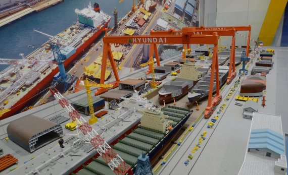 울산박물관에 전시돼 있는 현대중공업 조선소 미니어처.