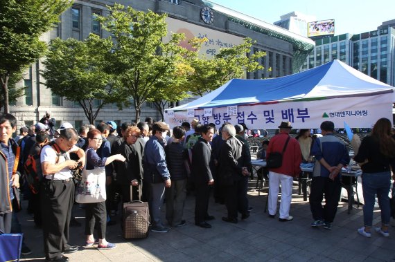 추석을 이틀 앞둔 2일 현대엔지니어링과 서울시는 서울광장에서 쪽방 주민 고향방문 지원 행사를 진행했다.