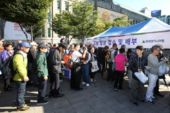 추석을 이틀 앞둔 2일 현대엔지니어링과 서울시는 서울광장에서 쪽방 주민 고향방문 지원 행사를 진행했다.