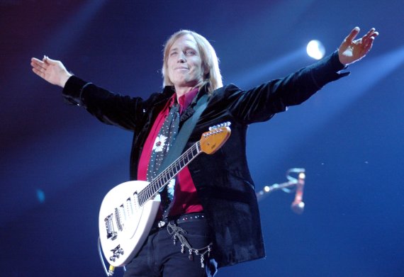 US musician Tom Petty performs with the Heartbreakers at the 5th annual Bonnaroo Music and Arts Festival in Manchester, Tennessee, USA, 16 June 2006 (reissued 03 October 2017). US musician Tom Petty died on 02 October 2017 at the age of 66 after suffering cardiac arrest, according to media reports c