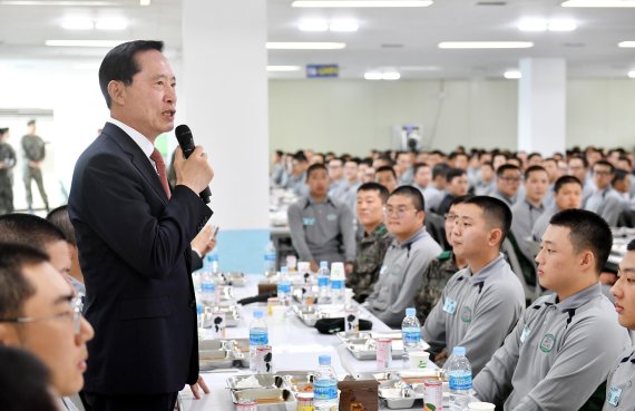 송영무 국방부 장관, 추석 맞아 육군훈련소 훈련병 격려