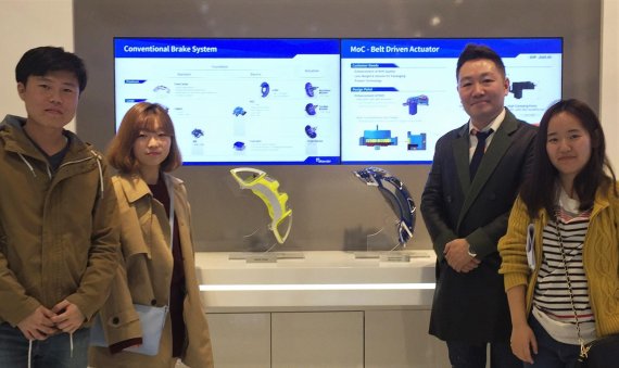 에어로벤트 브레이크 캘리퍼와 함께 사진을 촬영한 구교휘 연구원 박초은 연구원 정연우 교수 한가을 연구원(왼쪽부터)/사진=UNIST /사진=UNIST