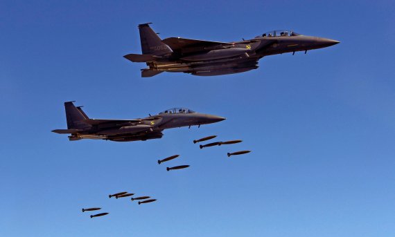 지난 8월31일 한반도 상공에서 실시한 한미 공군 연합 항공차단 작전에서 한국 공군 F-15K가 MK-82 폭탄을 투하하고 있다.