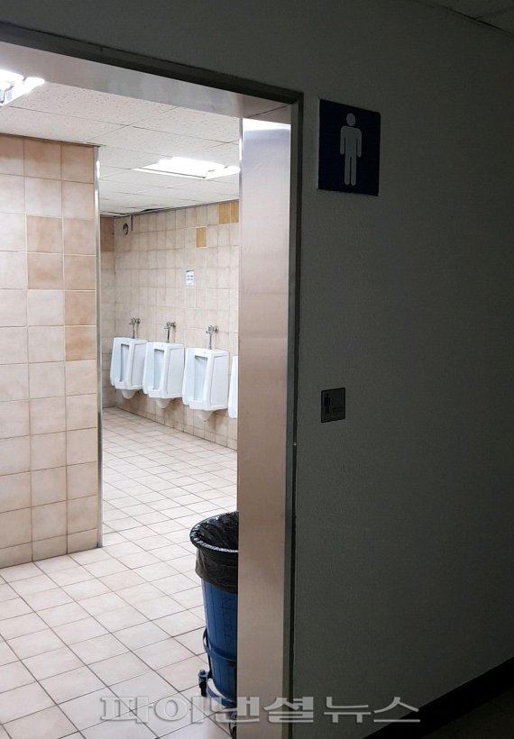 동서울버스터미널의 2층 남성화장실 내부 모습.