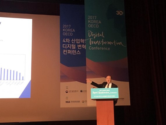 앤드류 와이코프 OECD 과학기술혁신국 국장이 11일 서울 코엑스에서 열린 한-OECD 국제컨퍼런스에서 발표를 진행하고 있다.