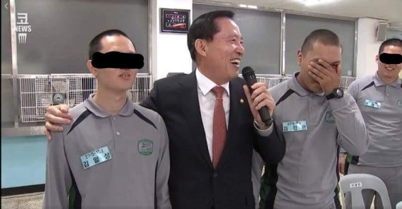 송영무 국방부 장관, 김일성·김정은 훈련병과 기념사진 논란