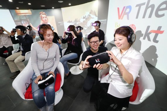 KT가 부산국제영화제기간동안 운영하는 VR 영화 상영관에서 관람객들이 체험하고있다.