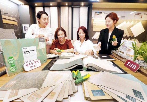 12일 서울 논현동 가구거리에 위치한 LG하우시스의 플래그십 스토어 '지인스퀘어'에서 방문객들이 환경성적표지(EPD) 인증을 획득한 지아소리잠 바닥재, 지아벽지 프레쉬 등 친환경 제품을 살펴보고 있다.