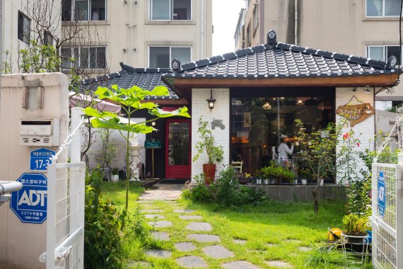 대전 대흥동에 있는 희나리 카페. 1960년대 지어진 주택을 카페로 리노베이션해 빈티지한 분위기가 물씬 풍긴다.