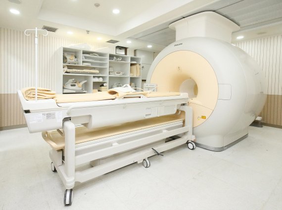 여성의 자궁근종 치료에 사용되는 필립스 소날리브 MRI-HIFU 장비