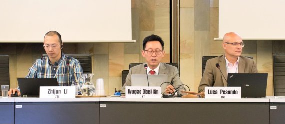지난 7월 스위스 제네바에서 열린 ITU 5G 표준 총회장에서 KT 김형수 박사(가운데)가 5G 오케스트레이션에 대해 발언하고 있다.