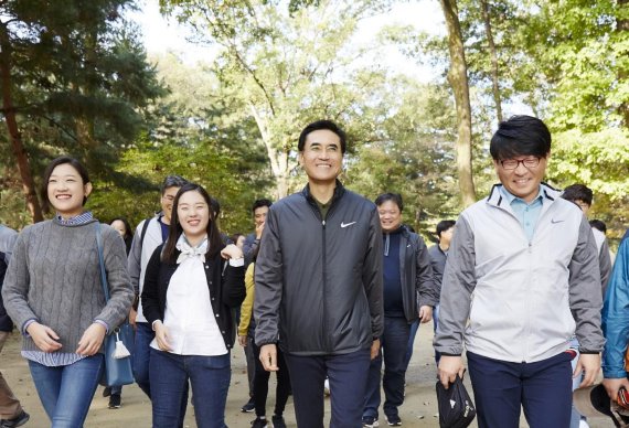 지난 14일 열린 삼성화재 소통간담회에 참여한 안민수 사장과 삼성화재 임직원들이 서울 내곡동 헌인릉을 산책하며 활짝 웃고 있다. 삼성화재는 지난 2015년부터 매 분기 '소통 간담회'를 열고 경영진과 직원들의 공감대를 넓히고 있다.