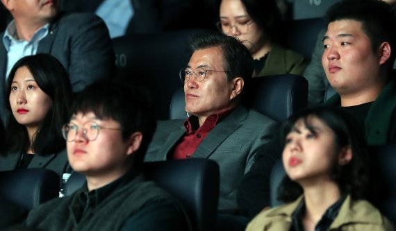 현직 대통령으로는 처음으로 부산 국제영화제를 찾은 문재인 대통령이 15일 오전 부산 해운대의 한 영화관에서 영화 '미씽:사라진여자'를 관람하고 있다. 연합뉴스