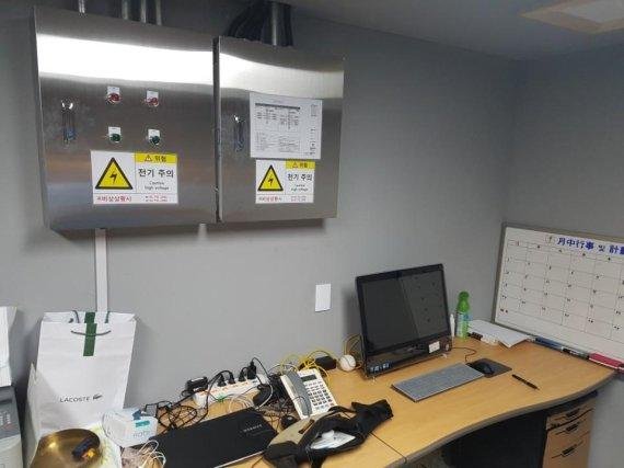서울 정동 국립정동극장 해고자들이 일하는 기계실. 이들은 3명이지만 컴퓨터는 2대 밖에 없어 1명은 그냥 앉아 있고 기계실 직원이 오면 자리를 비워줘야 한다는 것이다. /사진=김규태 기자