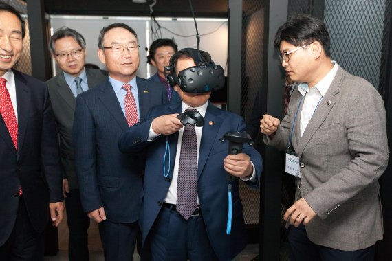 과학기술정보통신부기 16일 서울 서대문구 경기대학교 서울캠퍼스에서 첨단미디어테크랩 현판식을 개최했다. 유영민 과기정통부 장관(가운데)이 VR 체험공간에서 VR 콘텐츠를 체험하고 있다.